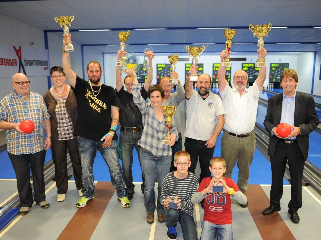 Die Sieger der einzelnen Klassen des Jubiläumsturniers mit Obmann Herbert Hefel (l.), Judith Hefel (Kassier-Stv.) sowie Bgm. Fritz Maierhofer. Die Sieger der einzelnen Klassen des Jubiläumsturniers mit Obmann Herbert Hefel (l.), Judith Hefel (Kassier-Stv.) sowie Bgm. Fritz Maierhofer.