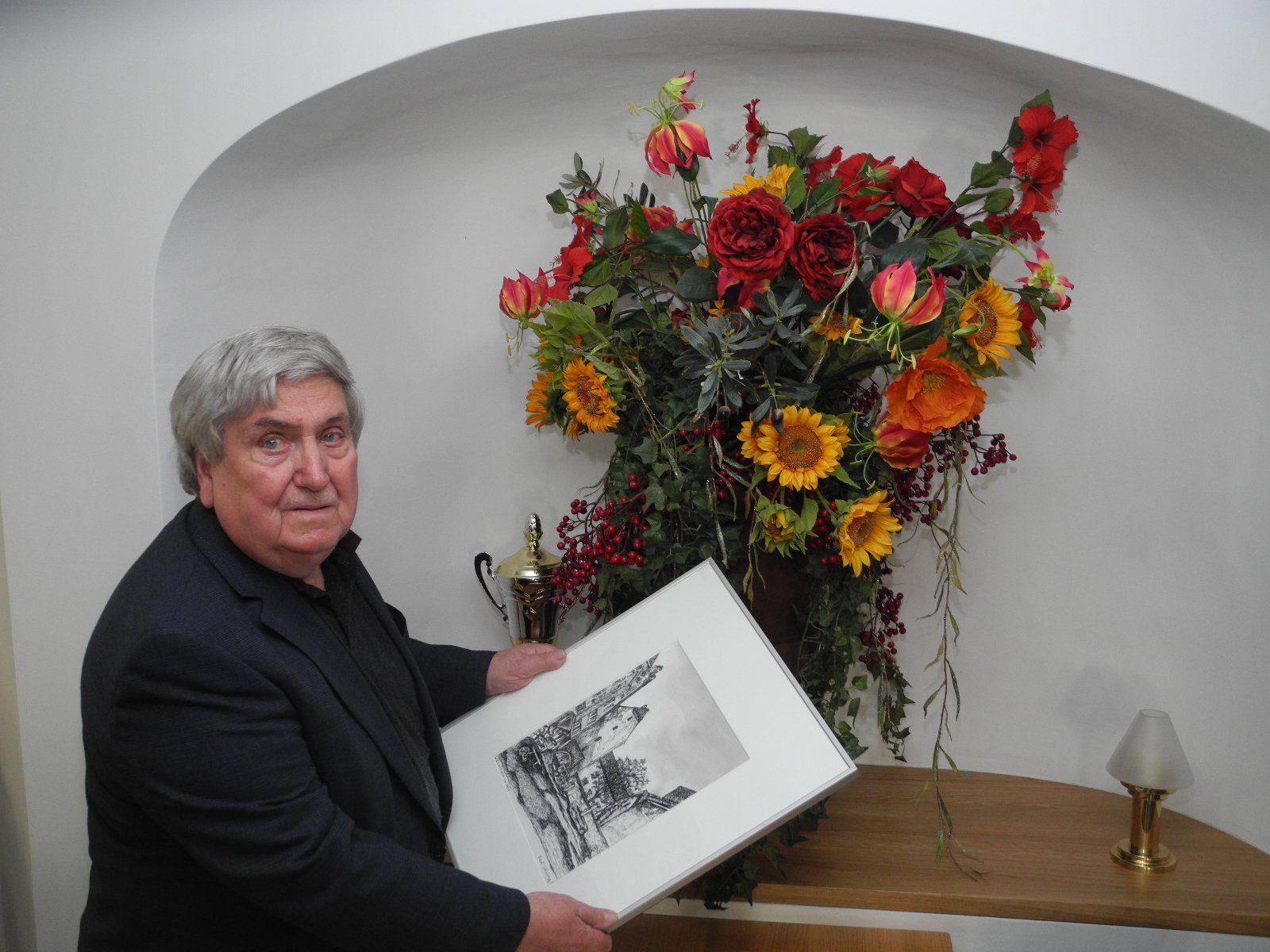 Der Künstler Fidel Schurig mit einer seiner Federzeichnungen im Johanniterhof