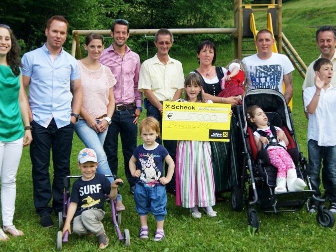 Familie Loretz übergab den Scheck an die betroffenen Familien. Familie Loretz übergab den Scheck an die betroffenen Familien.