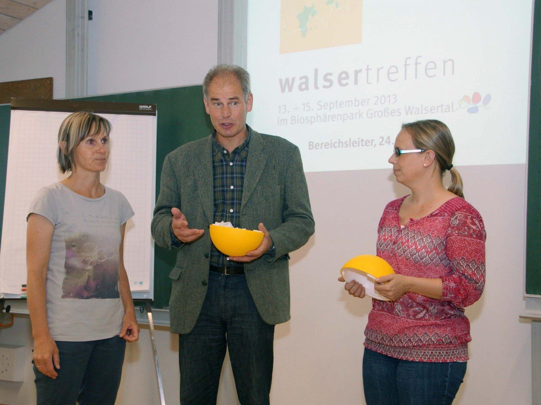 Maria Ganahl, Josef Türtscher und Monika Bischof bei der Verlosung.