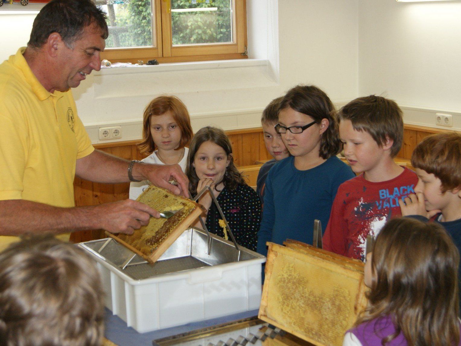 Kürzlich erlebten die Kids, wie der Honig aus der Wabe kommt. Kürzlich erlebten die Kids, wie der Honig aus der Wabe kommt.