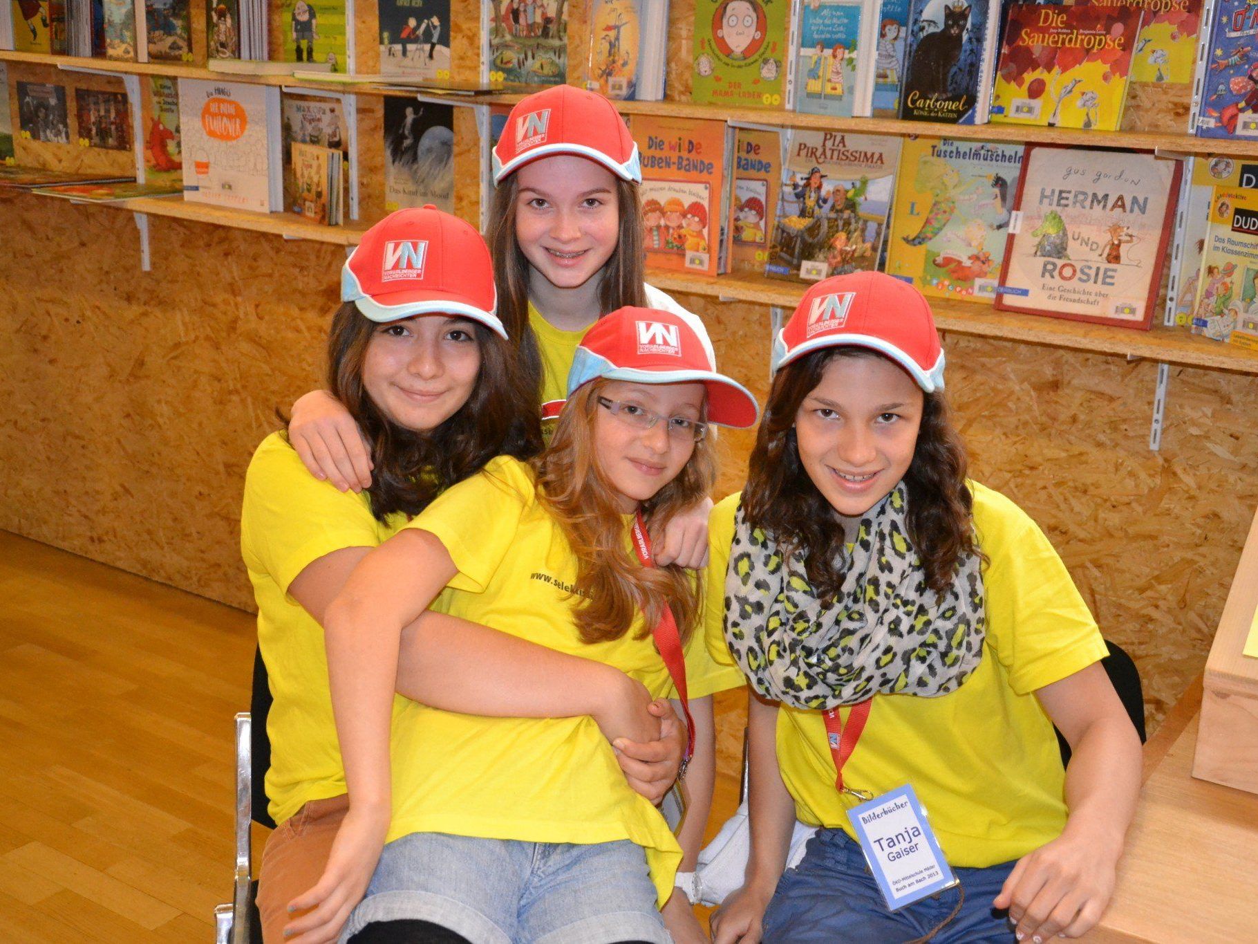 Tanja, Melissa, Julia und Buket von der ÖKO Mittelschule Mäder gefällt die Buchmesse AMBACH Tanja, Melissa, Julia und Buket von der ÖKO Mittelschule Mäder gefällt die Buchmesse AMBACH