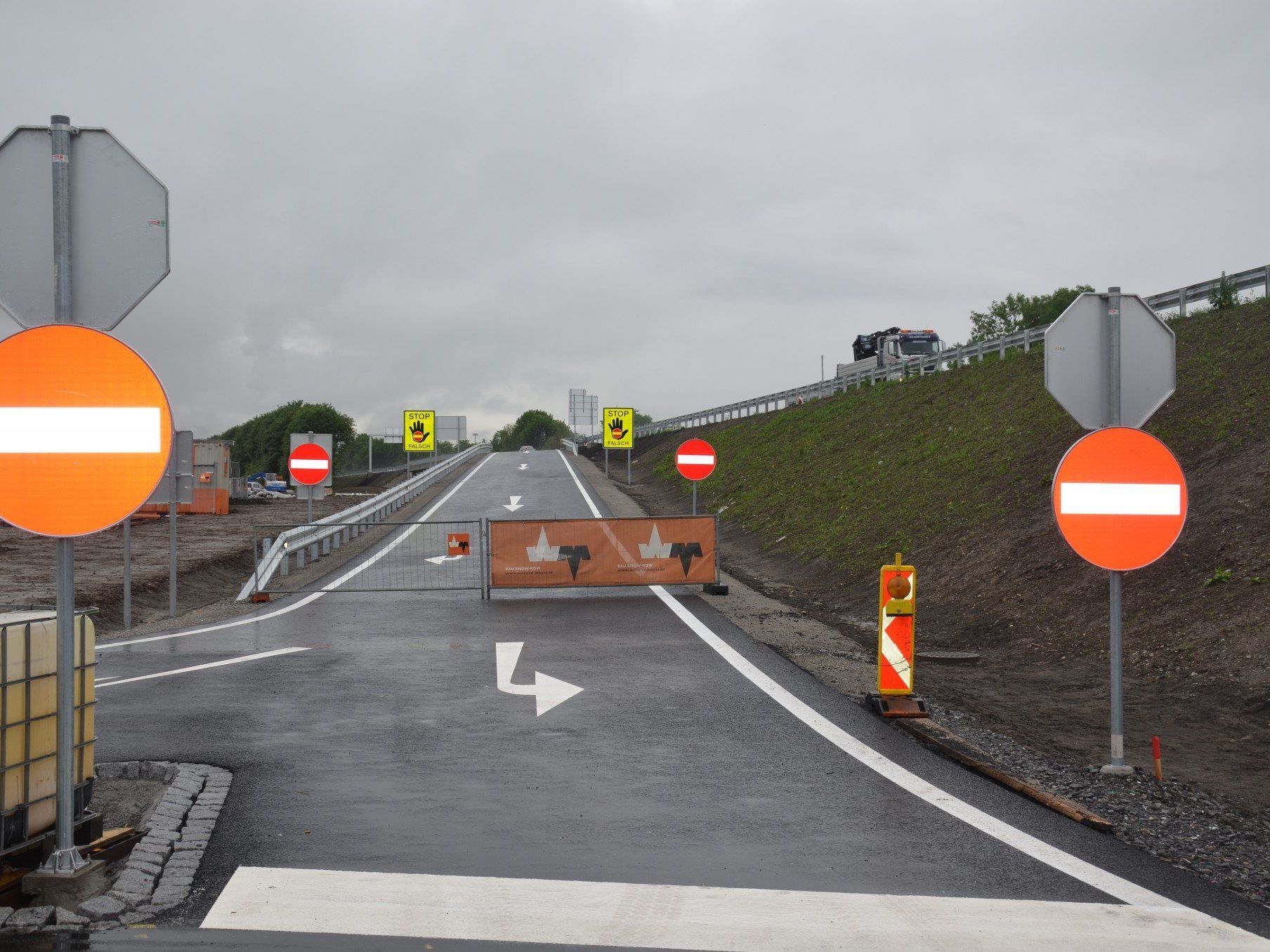 Bis Montag sollen die Restarbeiten abgeschlossen und die Anschlussstelle für den Verkehr freigegeben werden. Bis Montag sollen die Restarbeiten abgeschlossen und die Anschlussstelle für den Verkehr freigegeben werden.