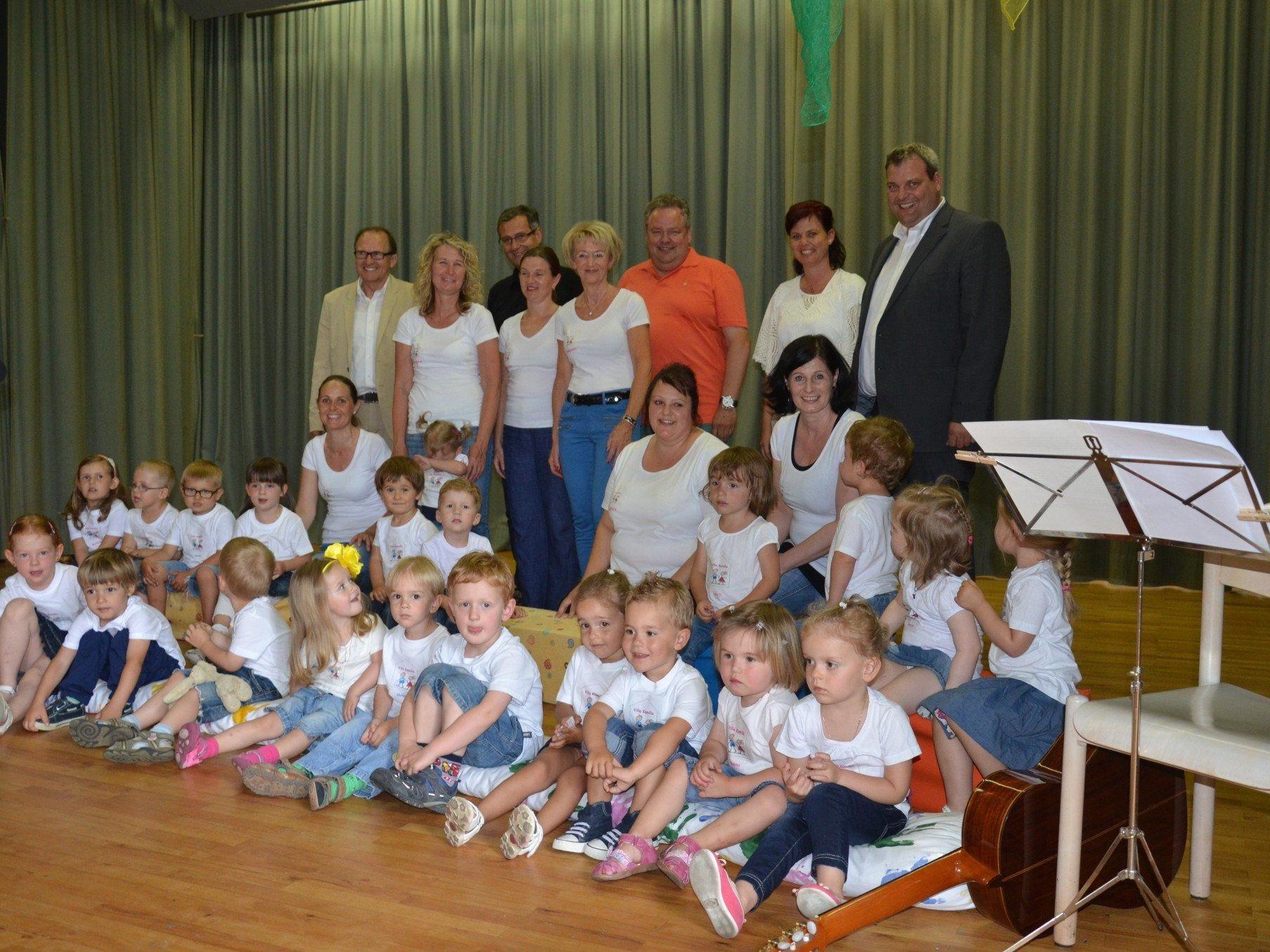 Das Villa Kamilla Team mit Ehrengästen feierte das 10 Jahr Jubiläum.