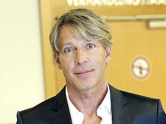 Dominic Heinzl zieht nun nach der Prügel-Affäre mit Sido gegen "News" vor Gericht Dominic Heinzl zieht nun nach der Prügel-Affäre mit Sido gegen "News" vor Gericht