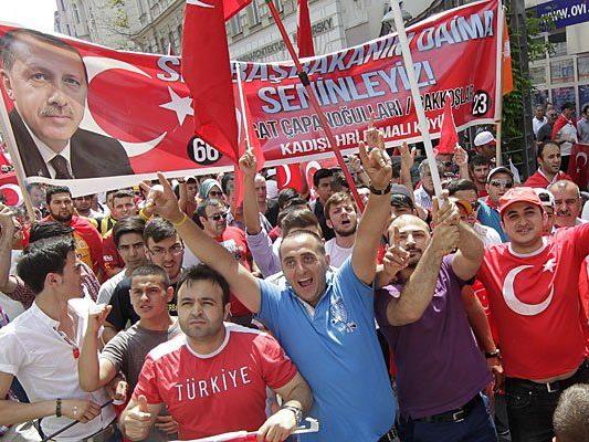 Rund 8.000 Menschen zeigten in Wien Solidarität mit Erdogan
