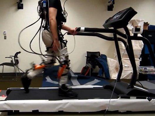 Das roboterhafte Stützsystem erleichtert den Transport schwerer Lasten. Das roboterhafte Stützsystem erleichtert den Transport schwerer Lasten.