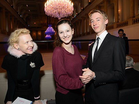 Debütantinnen und Debütanten stellten sich dem Vortanzen für das Ball-Highlight Debütantinnen und Debütanten stellten sich dem Vortanzen für das Ball-Highlight