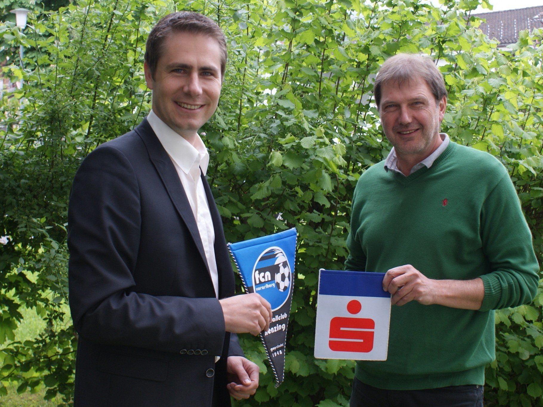 Freuen sich über die langjährige Fortführung der Partnerschaft. Martin Flachsmann, Regionalleiter der Sparkasse im Walgau (links) mit Johann Burtscher, Präsident des FC Nenzing. Freuen sich über die langjährige Fortführung der Partnerschaft. Martin Flachsmann, Regionalleiter der Sparkasse im Walgau (links) mit Johann Burtscher, Präsident des FC Nenzing.