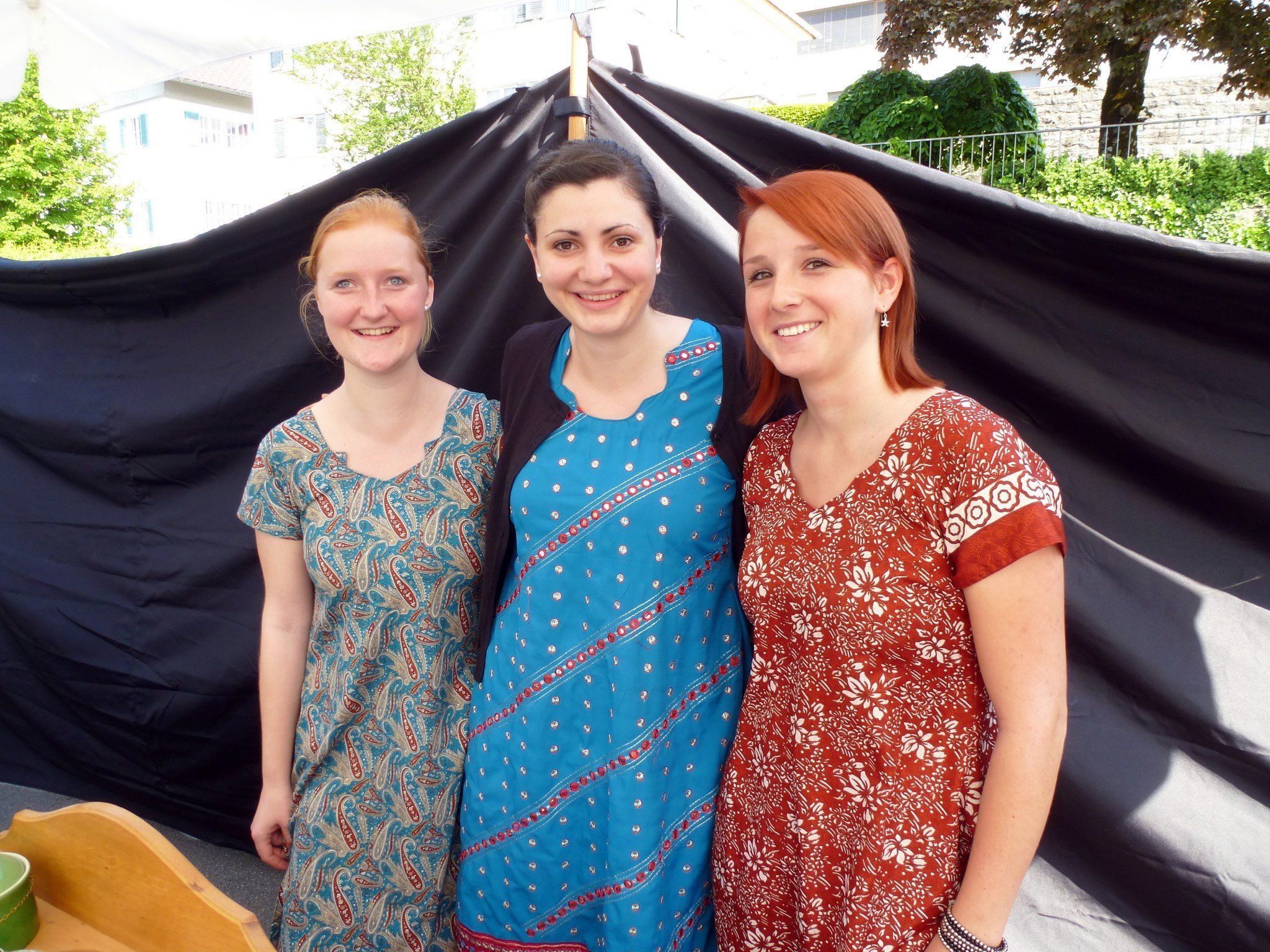 Die Initiatoren vom Flohmarkt bzw. der Spendenaktion: Andrea Buhmann, Cornelia Sinz, Aurelia Vögel Die Initiatoren vom Flohmarkt bzw. der Spendenaktion: Andrea Buhmann, Cornelia Sinz, Aurelia Vögel