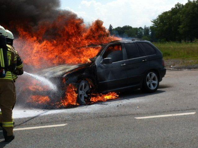 Schwarzach: Auto geriet in Brand.