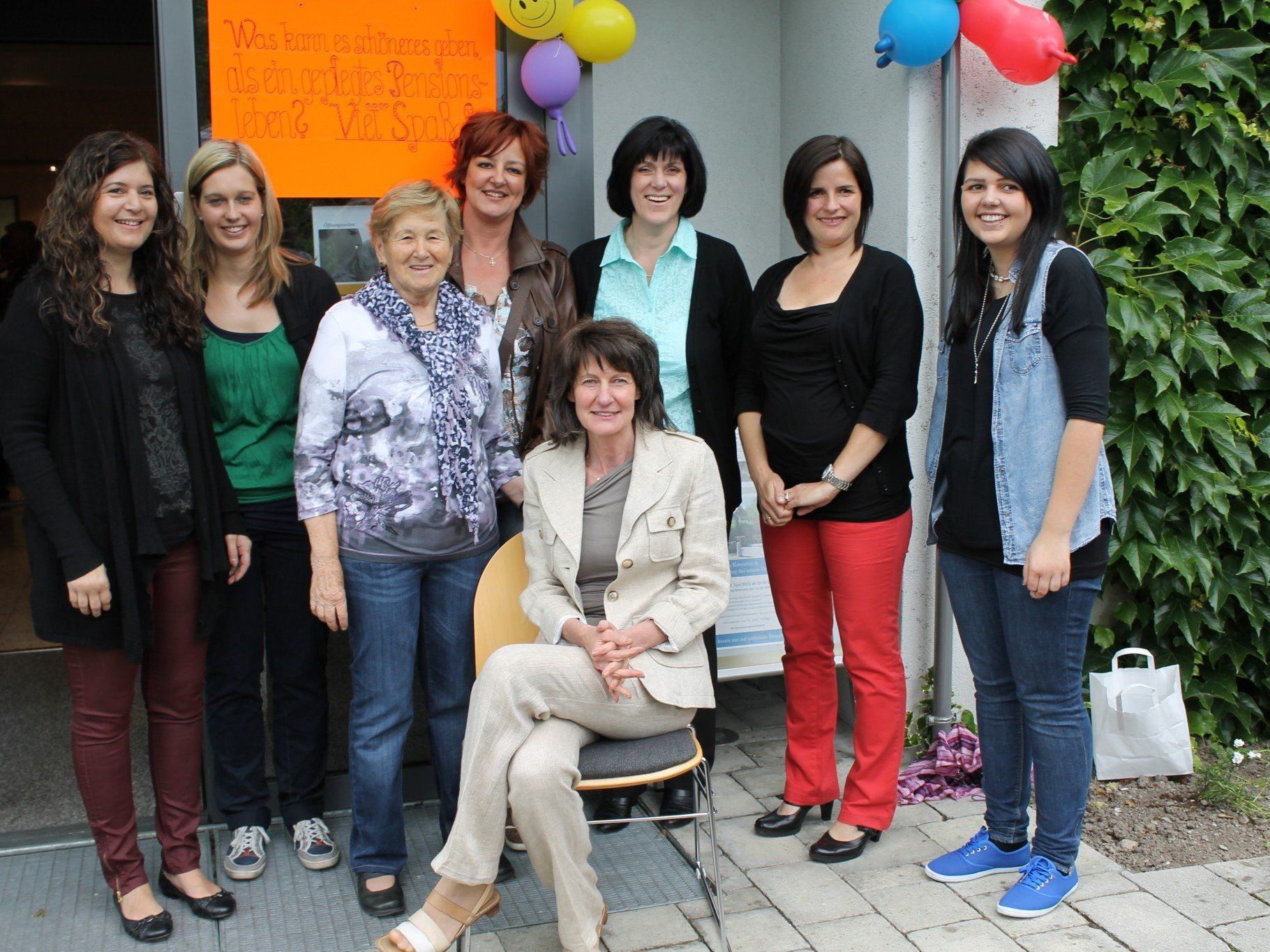 Die Jung-Pensionistin mit ihren ehemaligen Mitarbeiterinnen Die Jung-Pensionistin mit ihren ehemaligen Mitarbeiterinnen