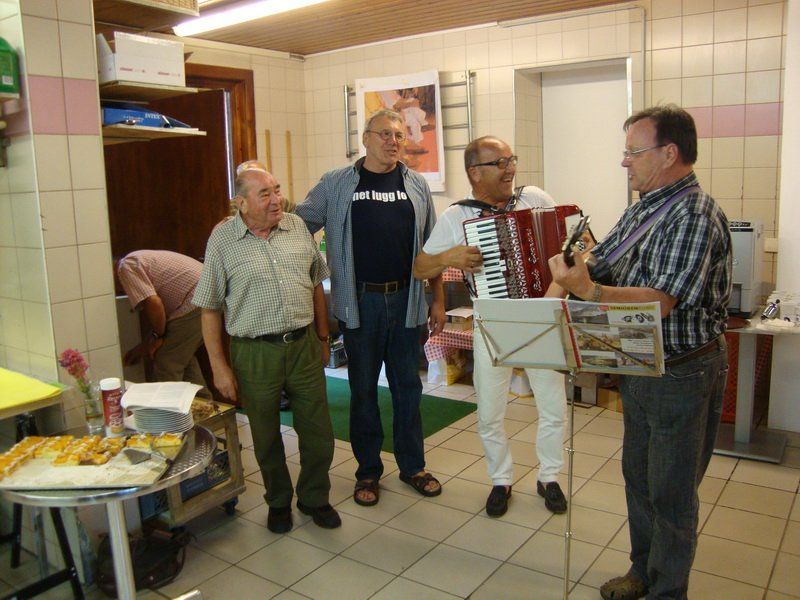 Grillnachmittag mit dem Seniorenorchester Ludesch Grillnachmittag mit dem Seniorenorchester Ludesch