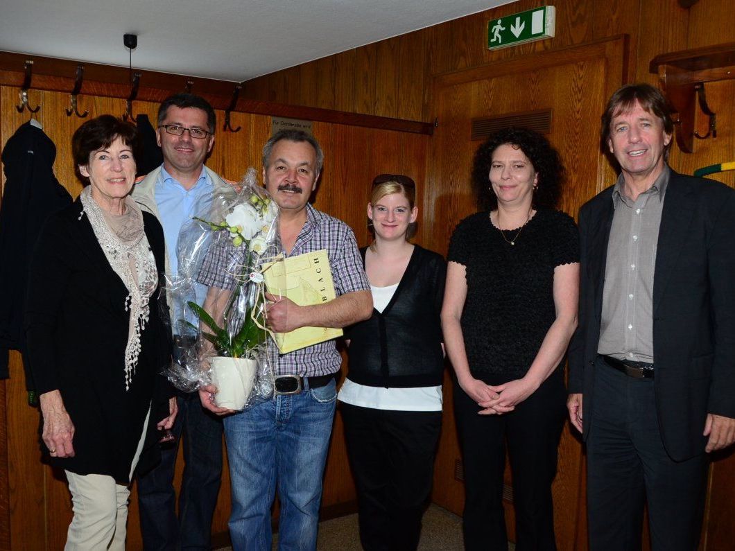GR Anita Minatti, Helmut Burger, der neue Pächter Memo, die Serviererinnen Helene und Silvia mit Bgm. Maierhofer bei der Eröffnung. GR Anita Minatti, Helmut Burger, der neue Pächter Memo, die Serviererinnen Helene und Silvia mit Bgm. Maierhofer bei der Eröffnung.