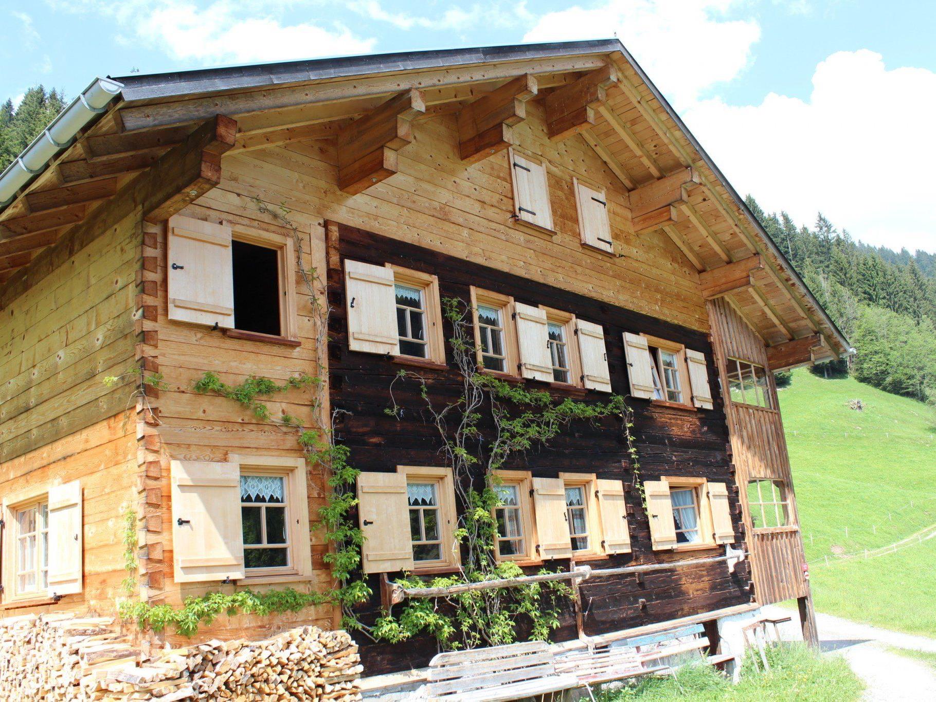 Eine der beiden Hütten im Vorsäß Berg in Schoppernau.