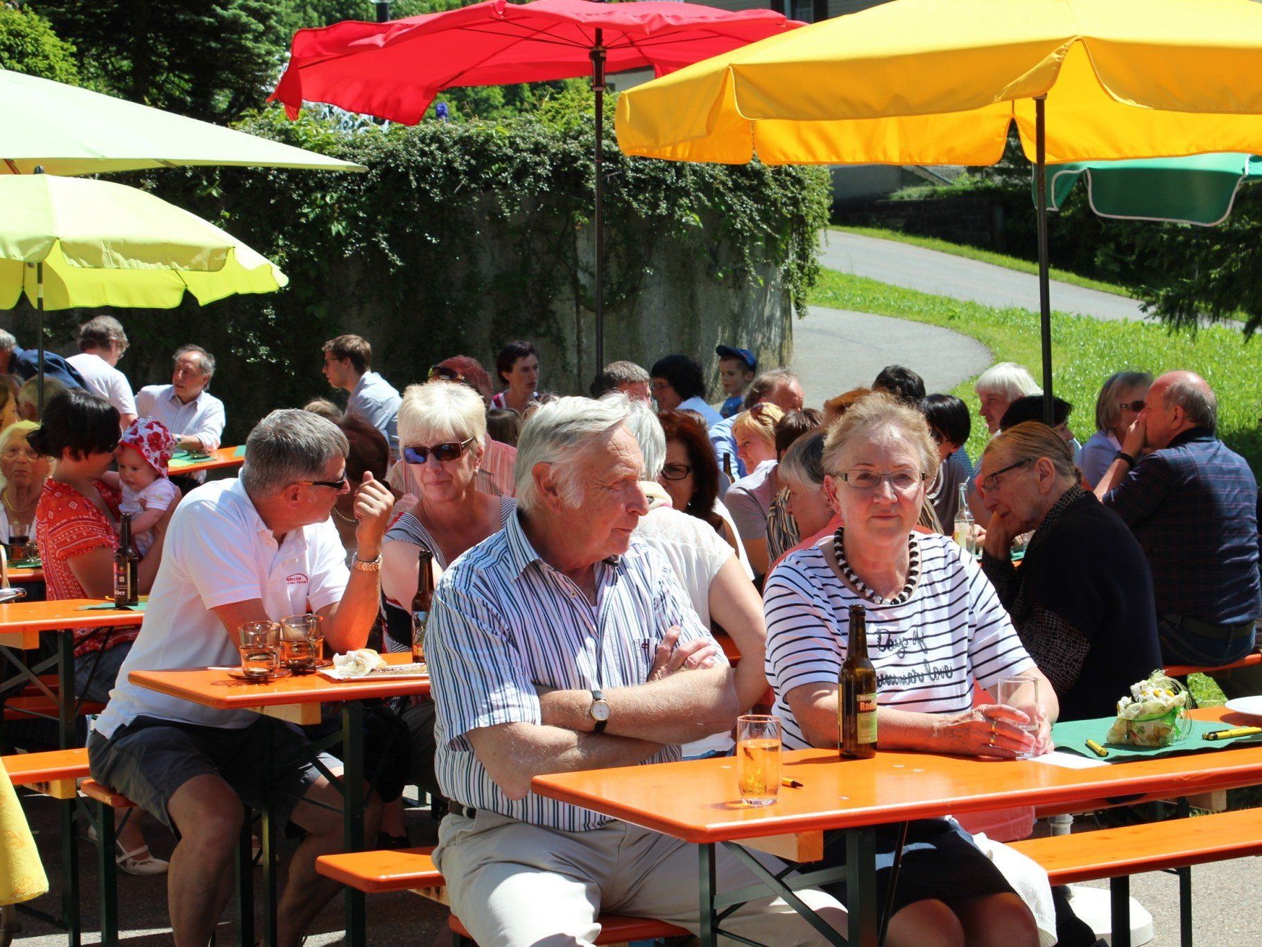 Gemütliches Beisammensein beim Tag der offenen Tür. Gemütliches Beisammensein beim Tag der offenen Tür.