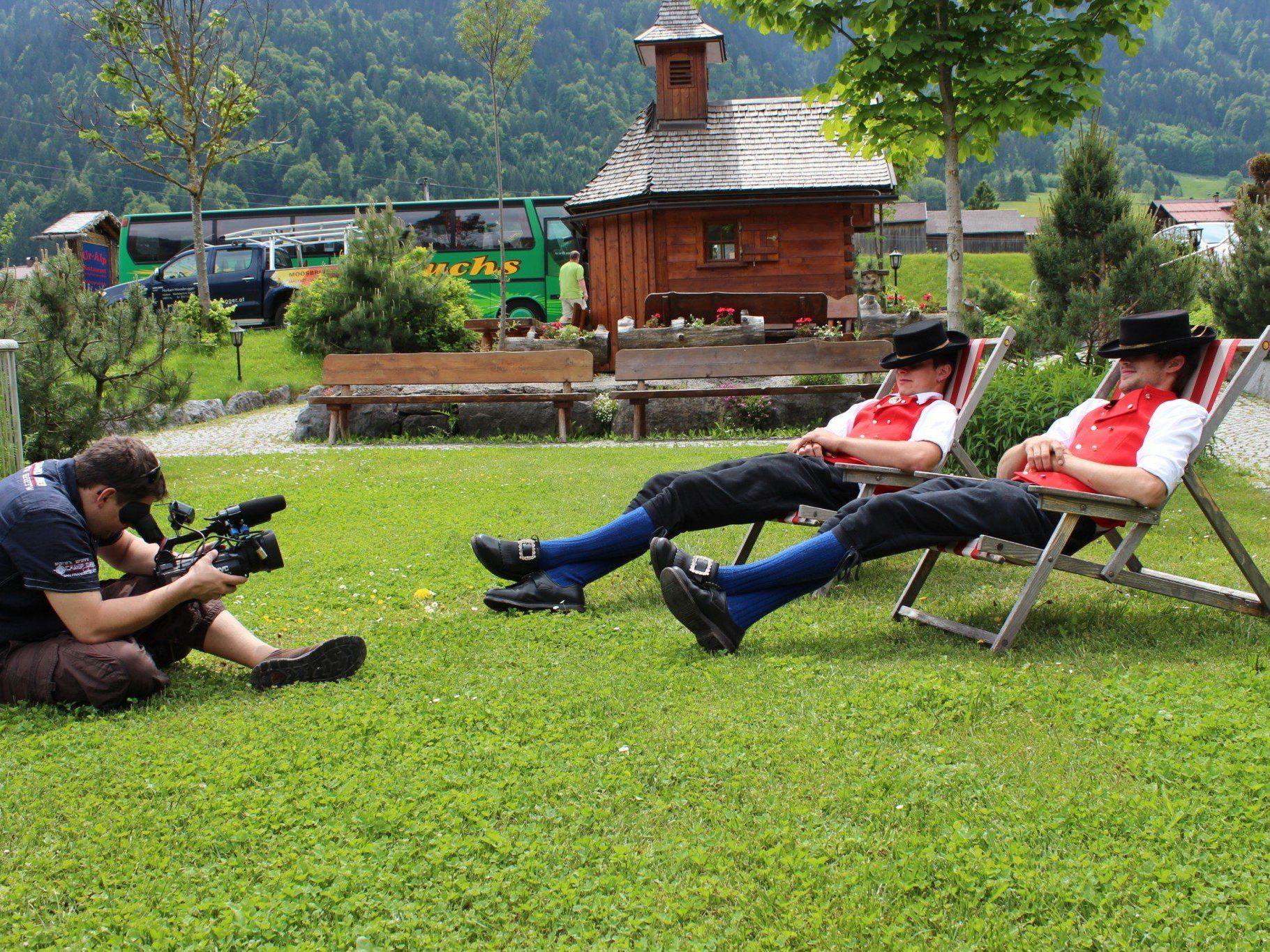 Drehen für den Werbefilm: Die Spezies Musikant erwacht nach dem Winterschlaf. Drehen für den Werbefilm: Die Spezies Musikant erwacht nach dem Winterschlaf.