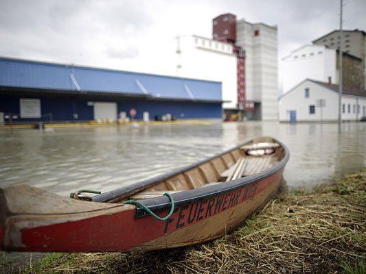 Am Alberner Hafen: Nun entspannt sich die Hochwasser-Lage Am Alberner Hafen: Nun entspannt sich die Hochwasser-Lage