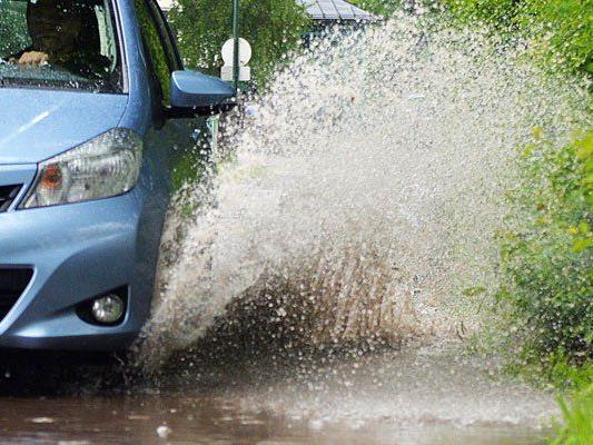 Vorsicht bei Hochwasser - das richtige Verhalten vermeidet Schäden am Pkw