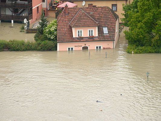 Das Hochwasser richtet viel Schaden an Häusern und Co. an - was zahlt die Versicherung? Das Hochwasser richtet viel Schaden an Häusern und Co. an - was zahlt die Versicherung?