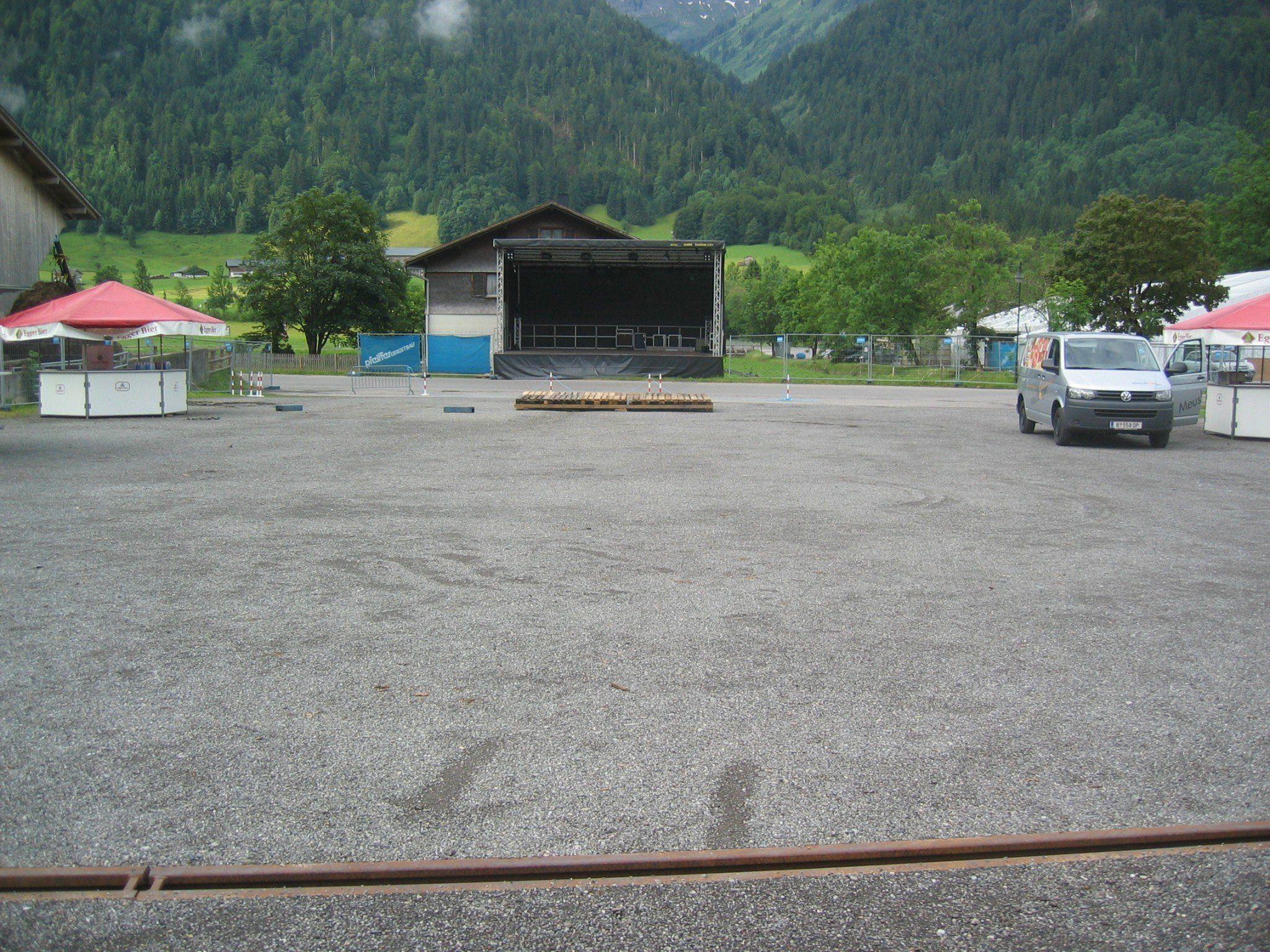 Die Open-Air-Bühne wartet auf die BesucherInnen