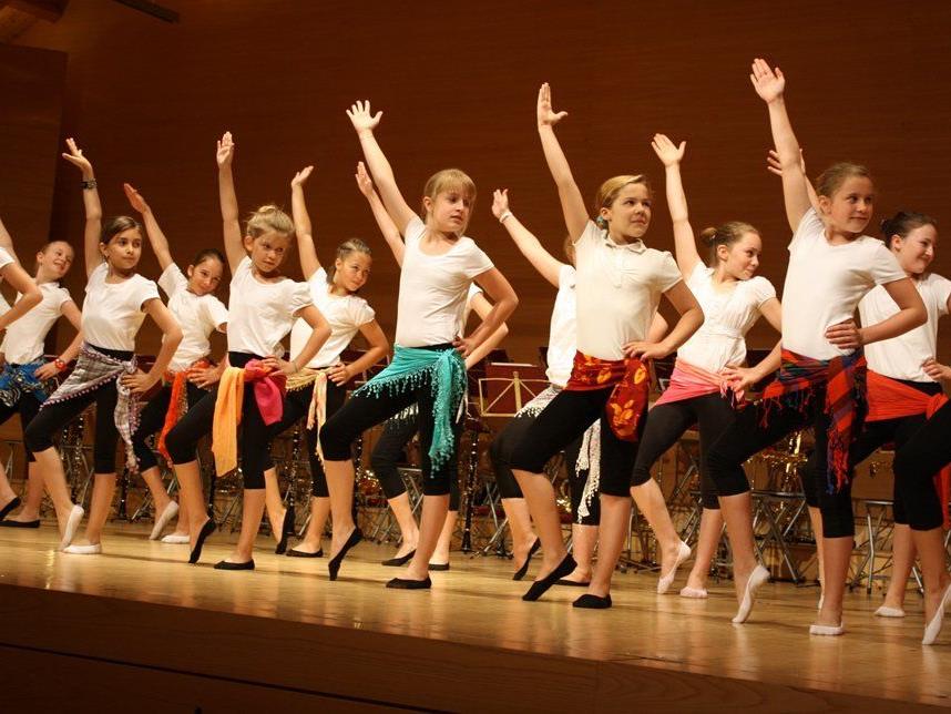 Schwungvolle Tanzeinlage der jüngsten Musikhauptschülerinnen. Schwungvolle Tanzeinlage der jüngsten Musikhauptschülerinnen.