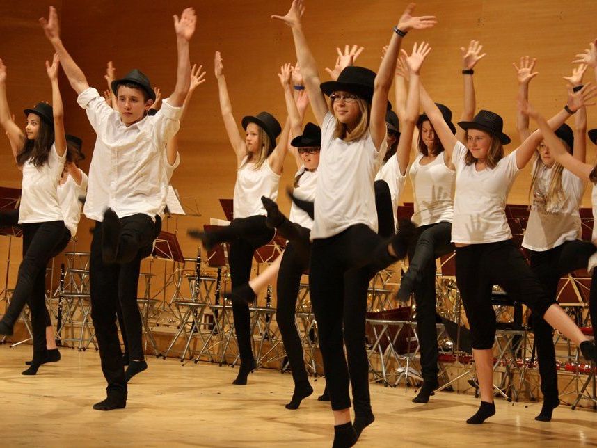 Die Lingenauer Musikhauptschüler geben Kostproben ihres breitgefächerten Könnens. Die Lingenauer Musikhauptschüler geben Kostproben ihres breitgefächerten Könnens.