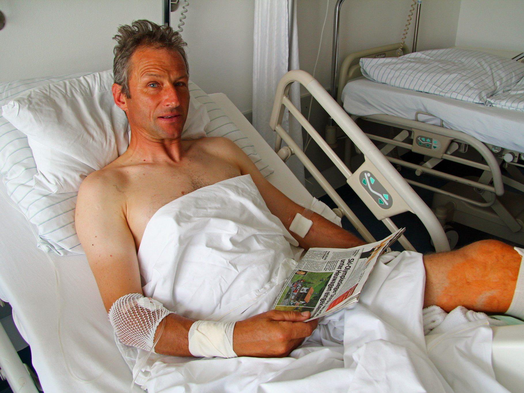Hubert Strolz erholt sich im Krankenbett auf der Unfallabteilung des LKH Feldkirch von der Operation.