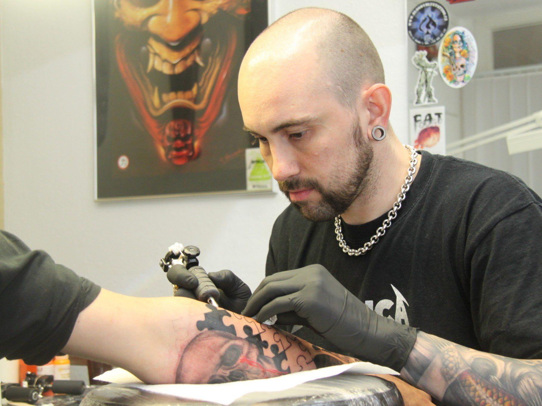 Andy Haller vom Fat Foogo sieht einen Trend zu größeren und farbigeren Tattoos.