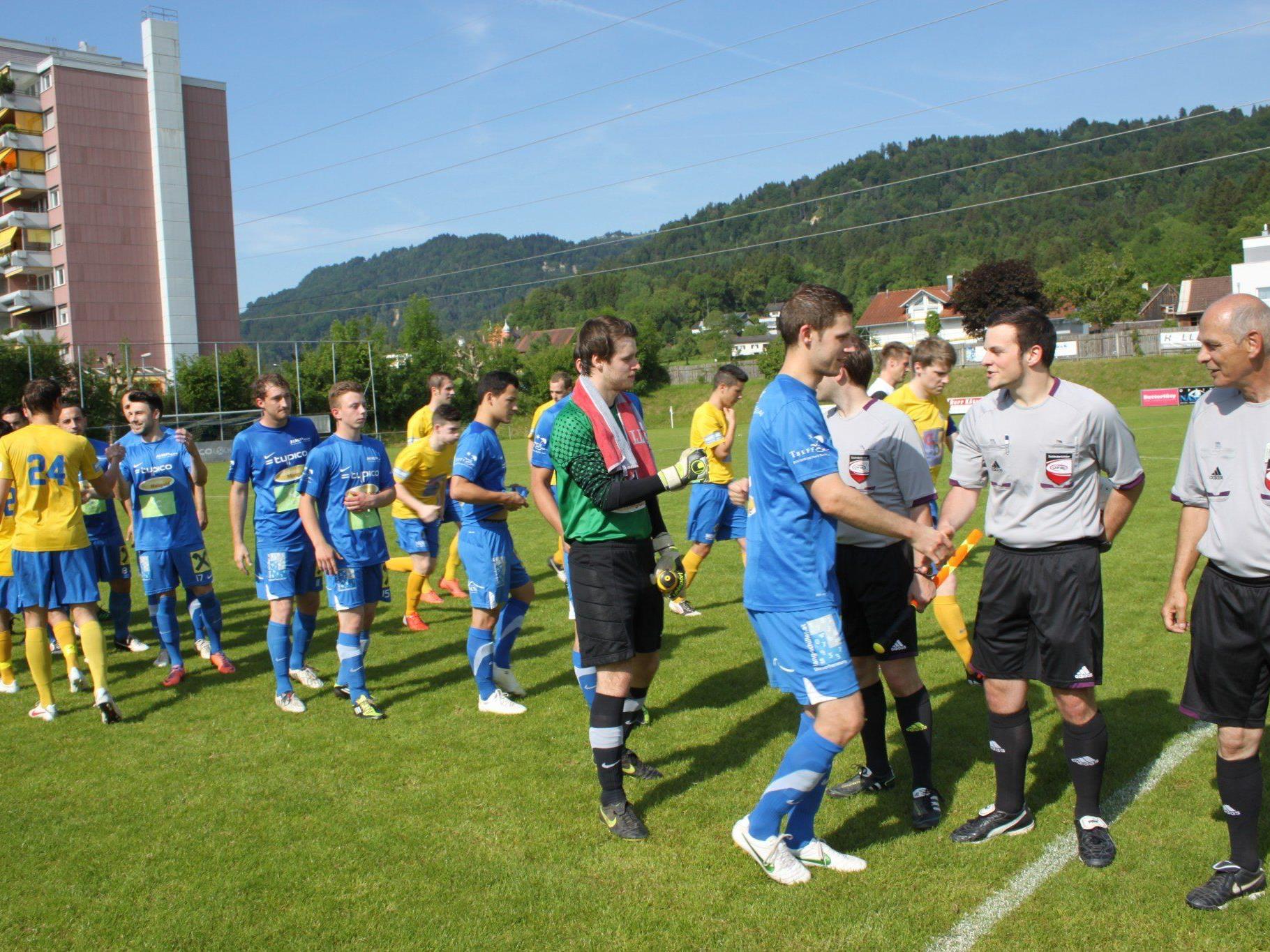 Bei Spielbeginn war die Welt zwischen dem SV Typico Lochau und Schiedsrichter Baumann noch in bester Ordnung.