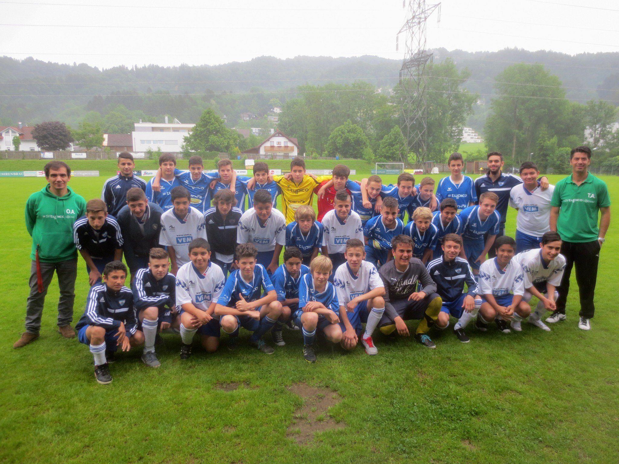 Nach dem Frühstück stellten sich die beiden Teams, SV Typico Lochau und FC Götzis, noch zu einem gemeinsamen Foto vor die Kamera.
