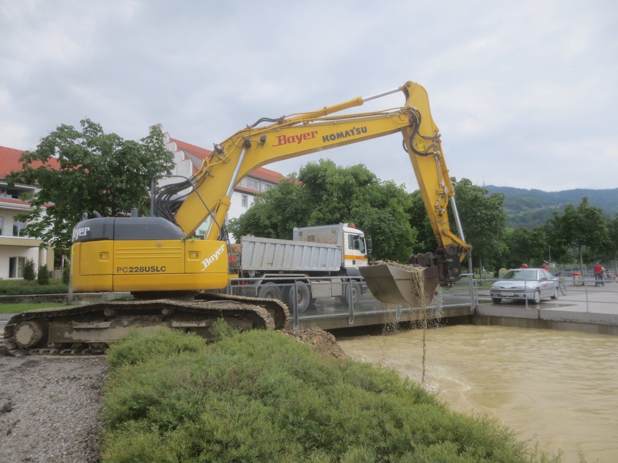 Baggerarbeiten am Kaiserstrand im Mündungsbereich des Lochauer Dorfbaches. Baggerarbeiten am Kaiserstrand im Mündungsbereich des Lochauer Dorfbaches.