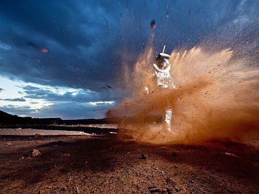 Siegerbild der Kategorie Wirtschaft: "kick off" von Katja Zanella-Kux. Der vom ÖWF entwickelte Analog-Marsanzug während einer internationalen Expedition in der Sahara Siegerbild der Kategorie Wirtschaft: "kick off" von Katja Zanella-Kux. Der vom ÖWF entwickelte Analog-Marsanzug während einer internationalen Expedition in der Sahara