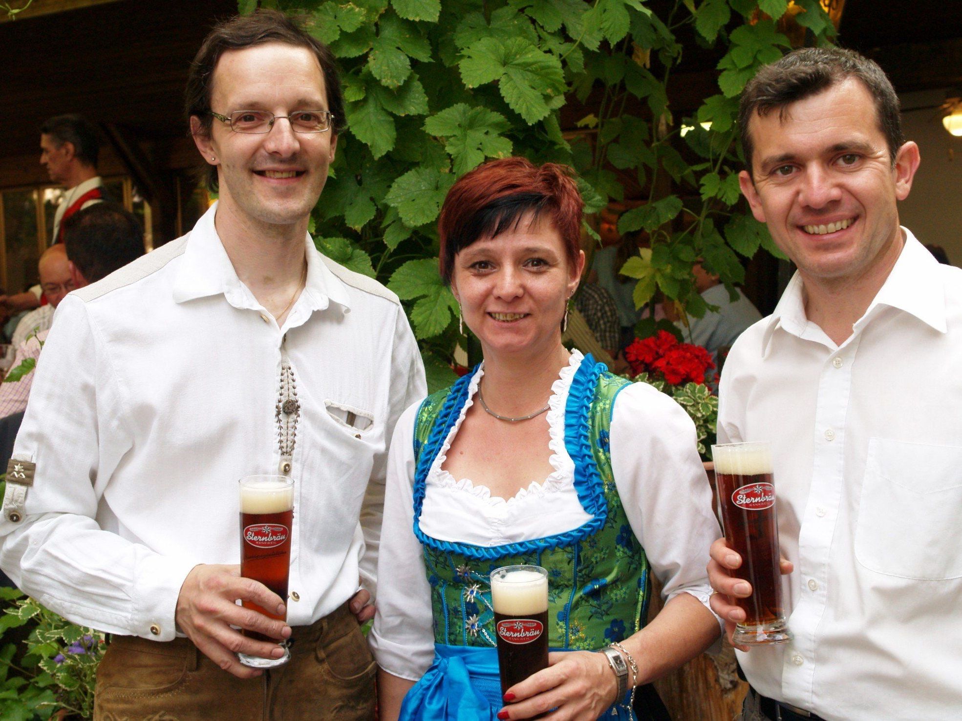 Gunther und Bettina Wetzel mit Bürgermeister Martin Summer beim Festabend. Gunther und Bettina Wetzel mit Bürgermeister Martin Summer beim Festabend.