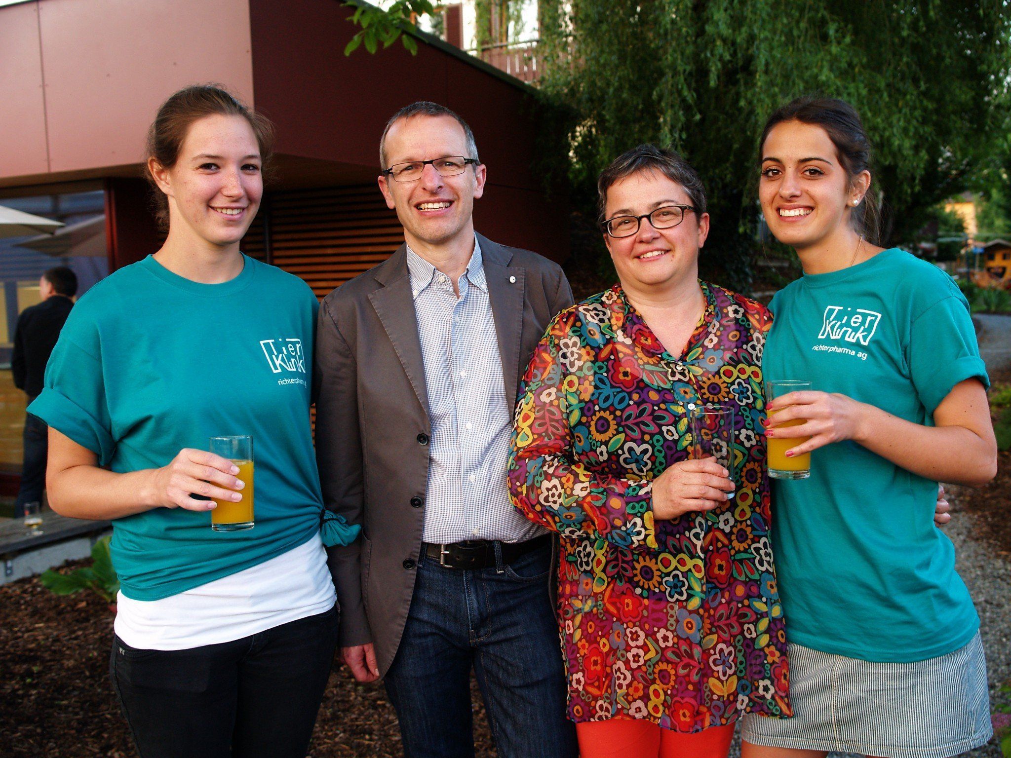 Thomas Schwarzmann und Ines Pfalz mit Sabrina Anderle und Jasmin Tusch bei der Jubiläumsfeier. Thomas Schwarzmann und Ines Pfalz mit Sabrina Anderle und Jasmin Tusch bei der Jubiläumsfeier.