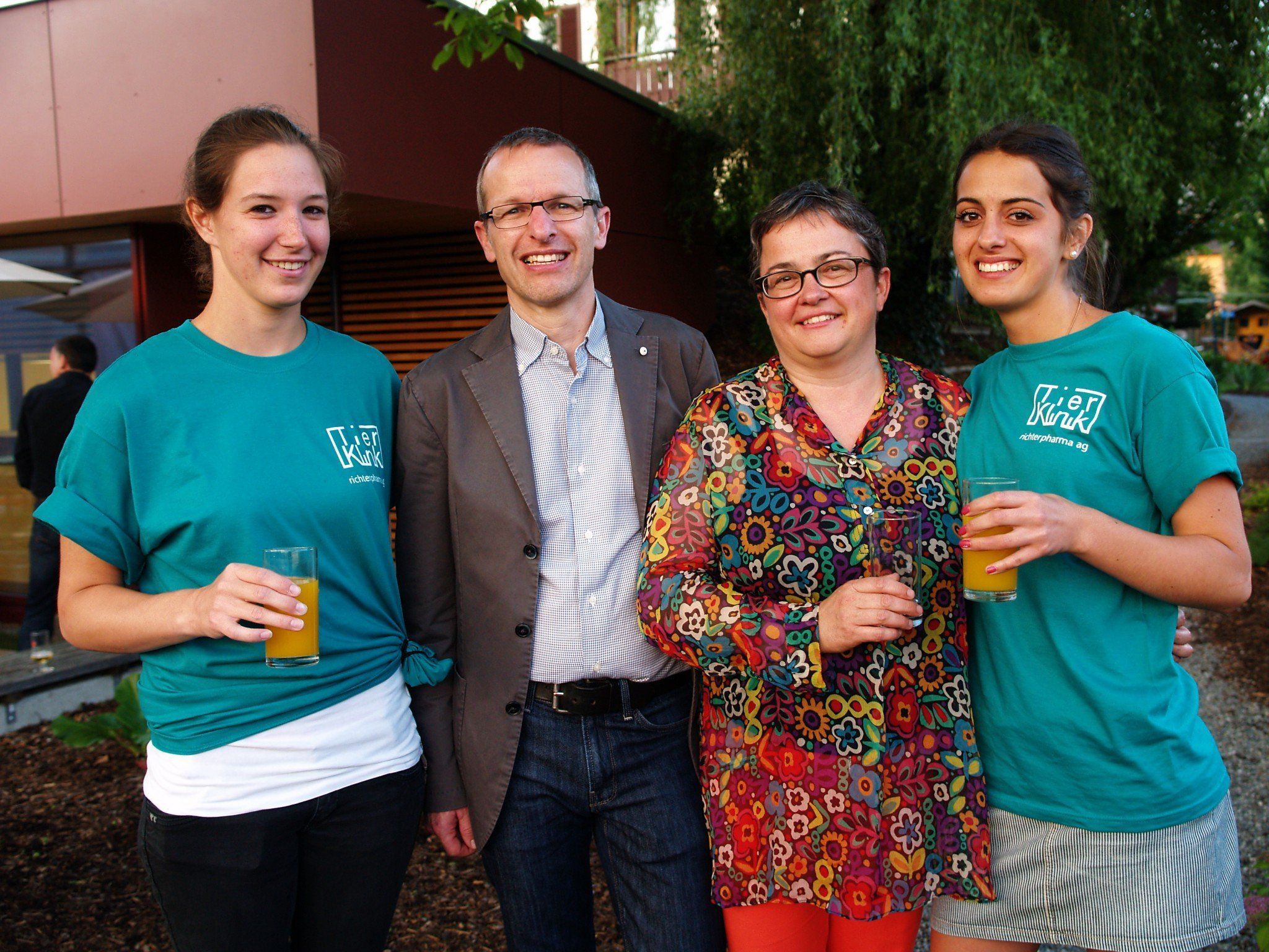 Thomas Schwarzmann und Ines Pfalz mit Sabrina Anderle und Jasmin Tusch bei der Jubiläumsfeier.