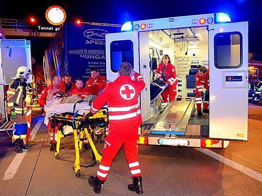 Rettungs-Einsatz nach Unfall auf der S1 Rettungs-Einsatz nach Unfall auf der S1