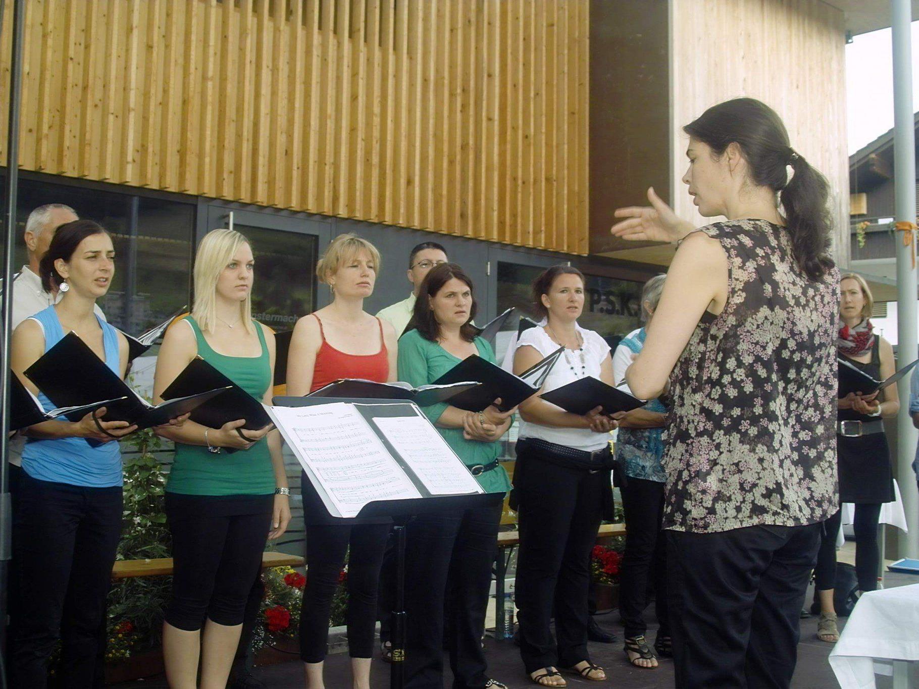 Der Chor „Sonnasita“ singt unter der Leitung von Alice Dobler.