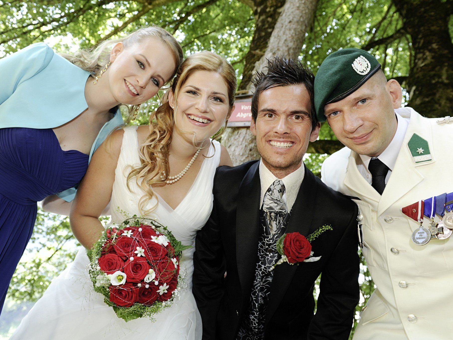 Das glückliche Brautpaar Jacqueleine Nachbaur und Martin Schwarzhans mit ihren Trauzeugen Angelika Purkart undChristoph Weingrill. Das glückliche Brautpaar Jacqueleine Nachbaur und Martin Schwarzhans mit ihren Trauzeugen Angelika Purkart undChristoph Weingrill.