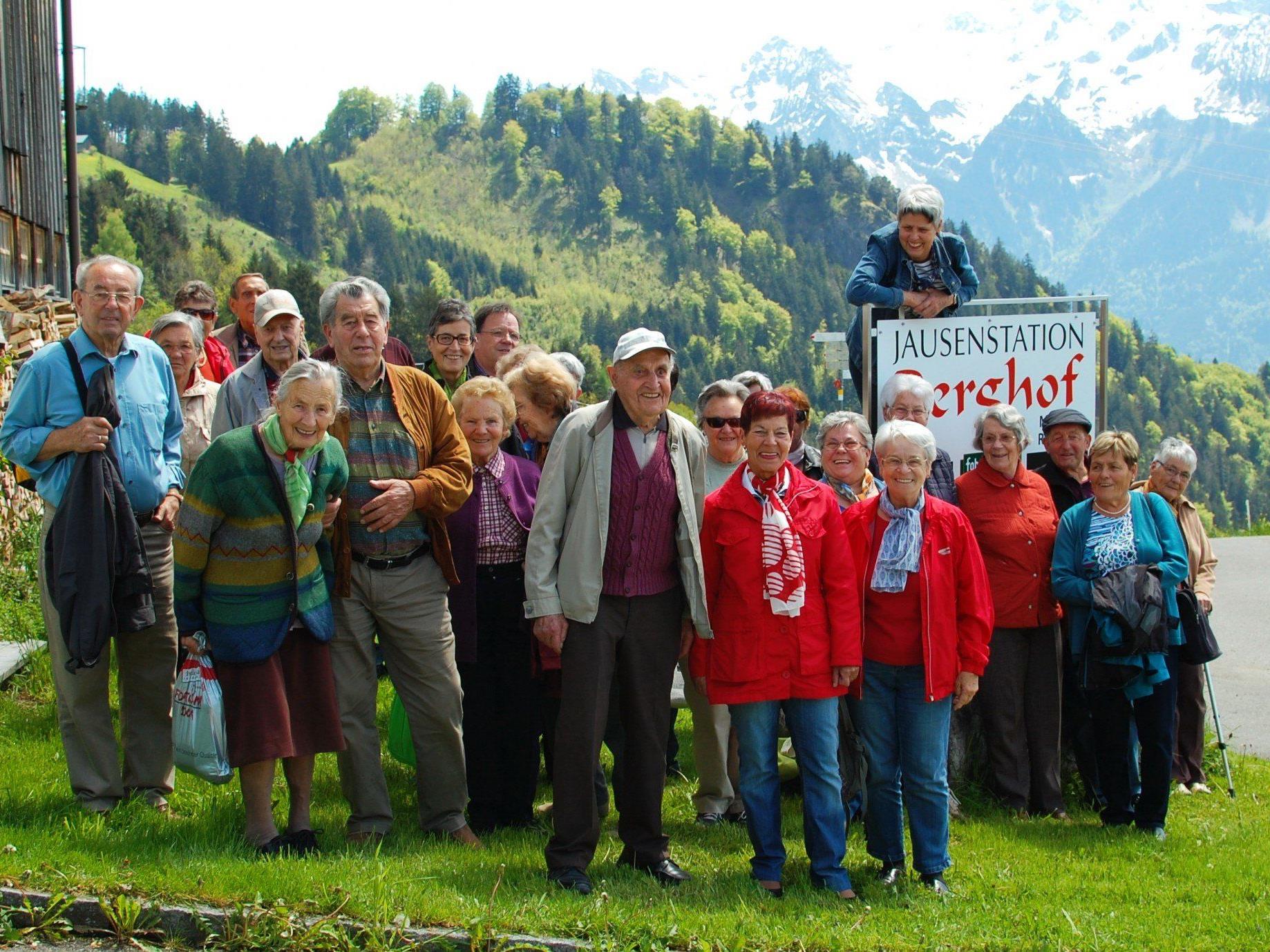 Senioren-Sänger singen auf dem Ludescherberg