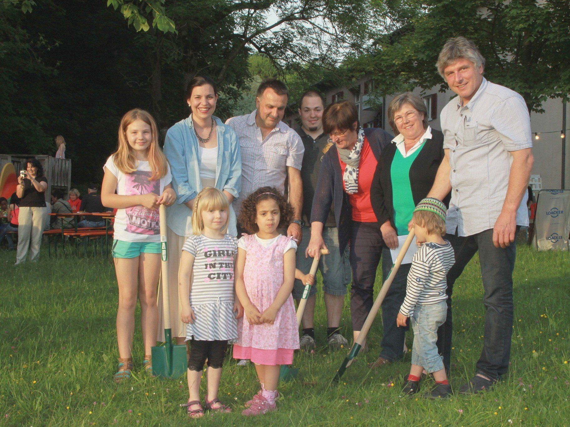 - Vizebürgermeisterin Ilse Mock (2. v.r.) mit Planer Ing. Markus Burtscher (1. v.r.) und Mitglieder des Ausschusses "Jugend, Familie und Integration" sowie Kinder. - Vizebürgermeisterin Ilse Mock (2. v.r.) mit Planer Ing. Markus Burtscher (1. v.r.) und Mitglieder des Ausschusses "Jugend, Familie und Integration" sowie Kinder.