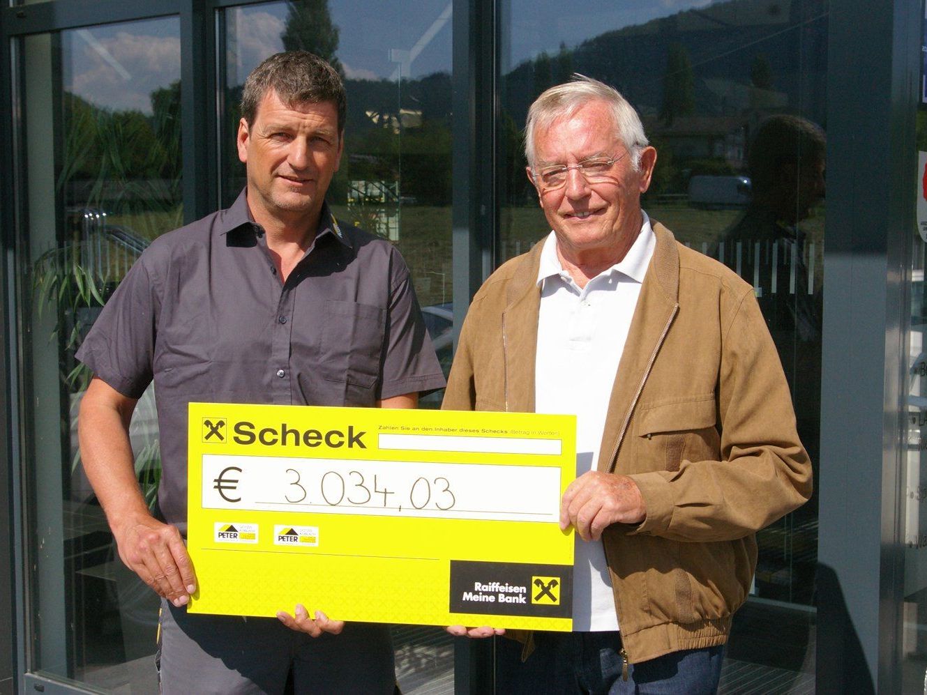 Urs Peter überreicht den Erlös des Sommerfestes an Ehrenpräsident Walter Tschegg. Urs Peter überreicht den Erlös des Sommerfestes an Ehrenpräsident Walter Tschegg.