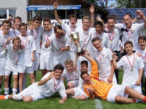 Die U15 des SCR Altach mit dem Meisterpokal