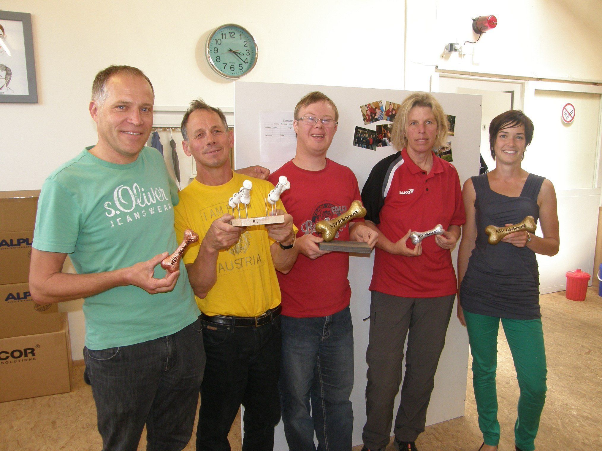 Karl Seeberger, Martin Gmeiner, Bernhard Geisler, Birgit Tauscher und Jennifer Tanner präsentieren die "Siegesknochen". Karl Seeberger, Martin Gmeiner, Bernhard Geisler, Birgit Tauscher und Jennifer Tanner präsentieren die "Siegesknochen".