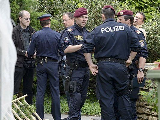 Vor dem Haus in Liesing, wo die Schüsse durch die WEGA fielen Vor dem Haus in Liesing, wo die Schüsse durch die WEGA fielen