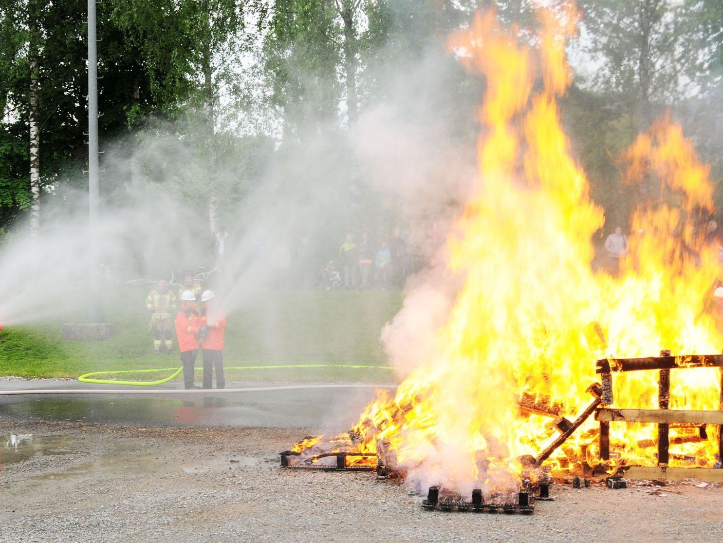 Löschangriff im Rahmen der 24-Stunden-Übung der Feuerwehrjugend Höchst Löschangriff im Rahmen der 24-Stunden-Übung der Feuerwehrjugend Höchst