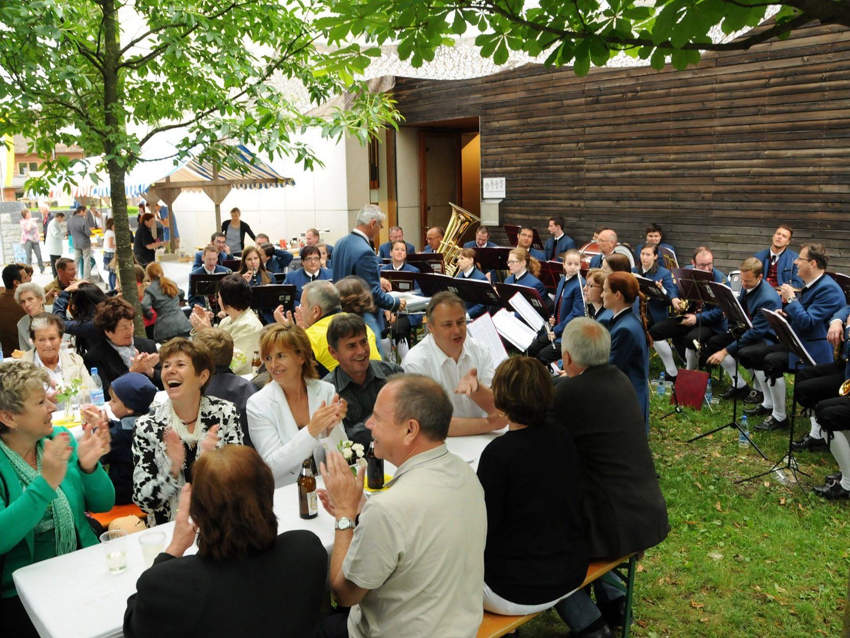 Gemütlicher Frühschoppen auf der Festwiese zwischen Pfarrkirche und Pfarrzentrum Höchst