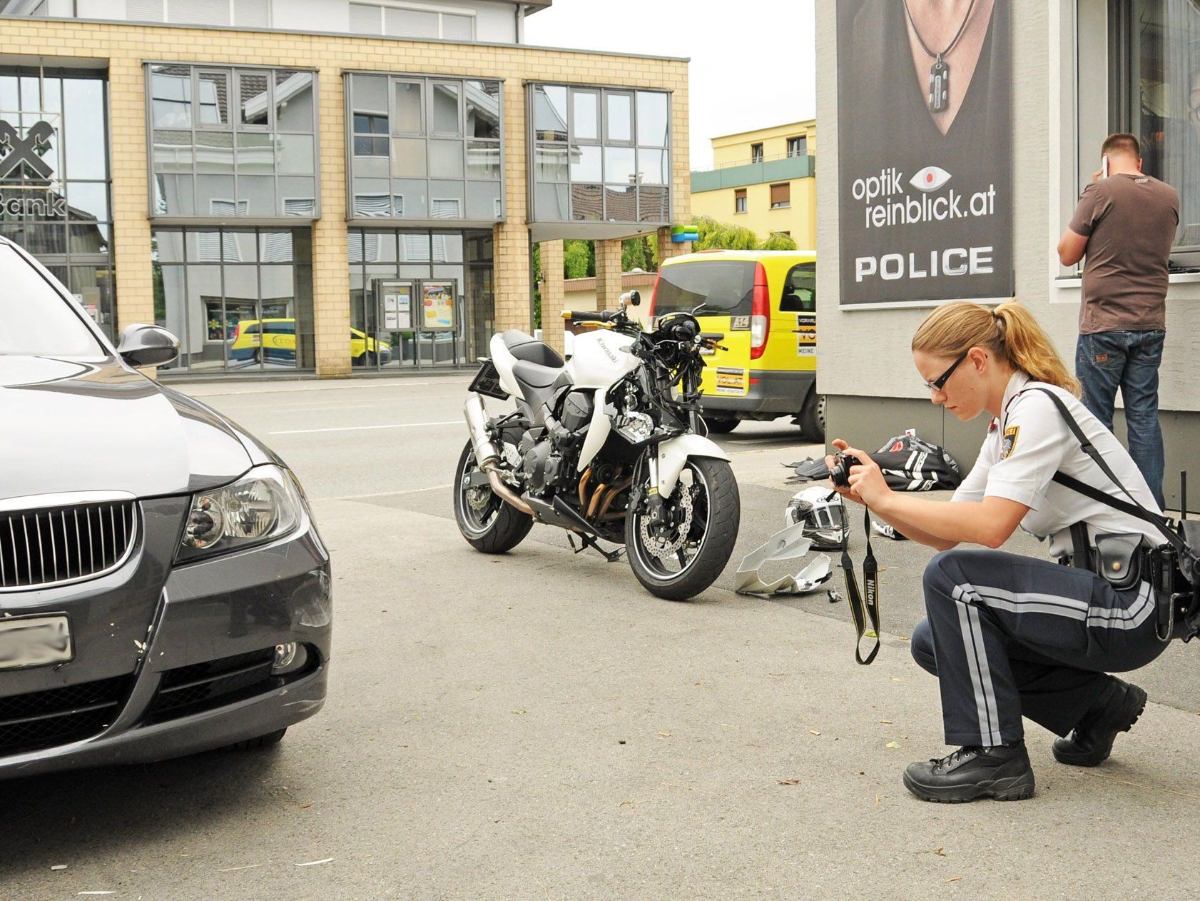 Unfallaufnahme im Zentrum von Höchst. Rechts das ziemlich demolierte Motorrad. Unfallaufnahme im Zentrum von Höchst. Rechts das ziemlich demolierte Motorrad.