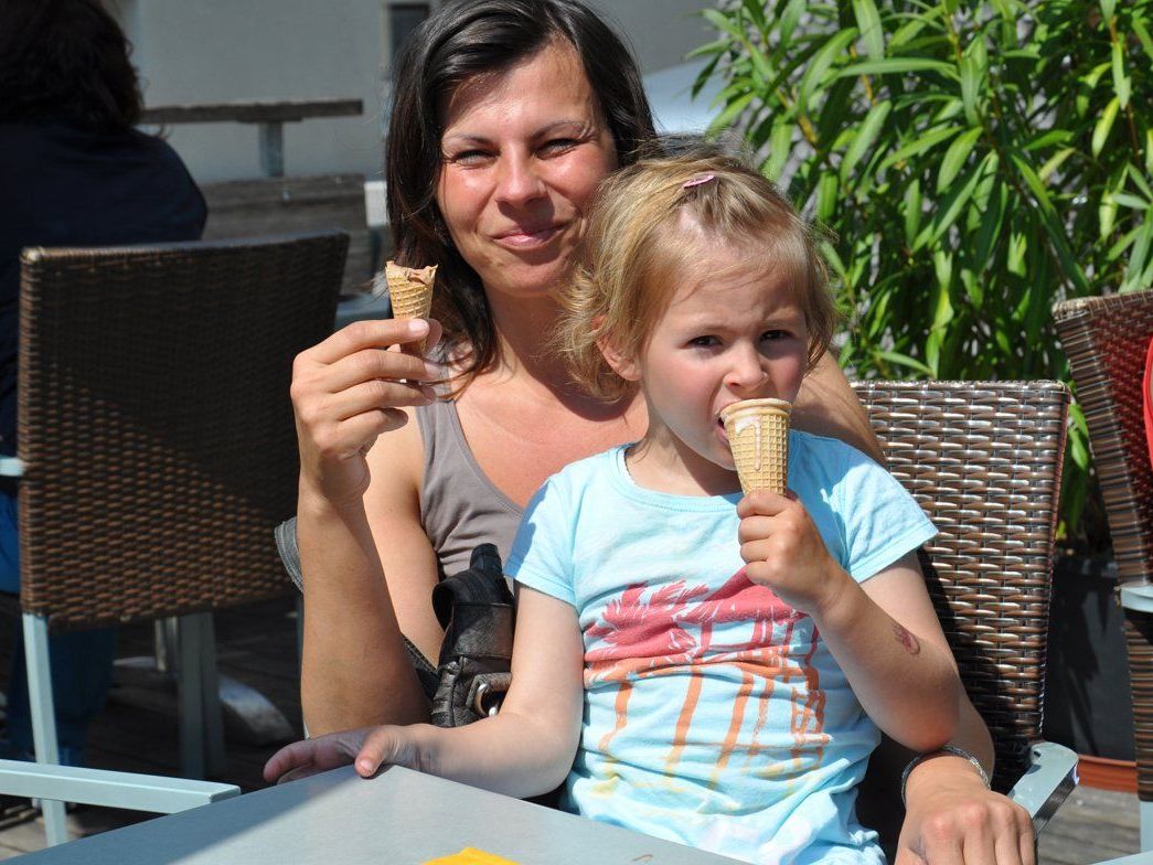Bei Cäsars am Dorfplatz lässt sich das Eis an der Sonne genießen. Bei Cäsars am Dorfplatz lässt sich das Eis an der Sonne genießen.