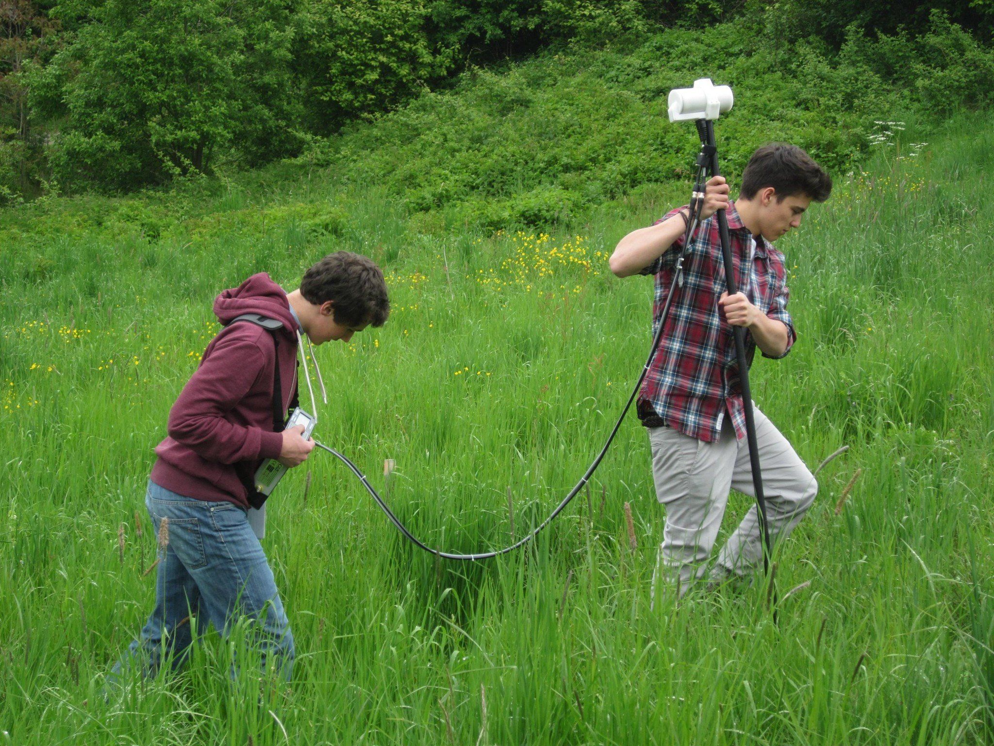 Schüler des BG Tamsweg bei den ersten Test-Messungen mit dem Magnetometer. Damit wird die Gesamtfeldstärke des Erdmagnetfeldes gemessen. Schüler des BG Tamsweg bei den ersten Test-Messungen mit dem Magnetometer. Damit wird die Gesamtfeldstärke des Erdmagnetfeldes gemessen.